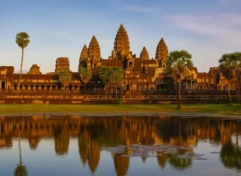 캄보디아 앙코르와트 사원의 석양 전경, 고요한 사원과 붉은 하늘