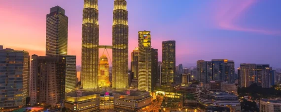 말레이시아 쿠알라룸푸르 트윈타워 야경, 황금빛 조명과 도심 전경