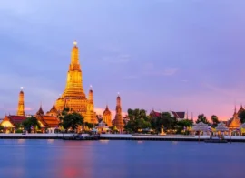 태국 방콕 왓 아룬 사원의 야경 전경, 차오프라야 강변의 황금빛 사원